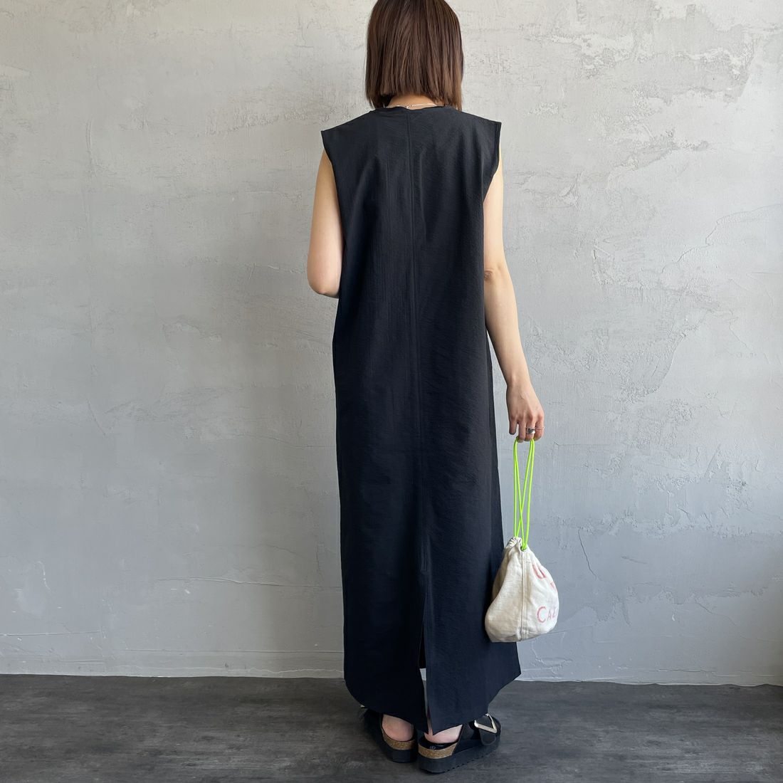 THOUSAND MILE [サウザンド マイル] 別注 シアサッカーハーフジップ ノースリーブワンピース [TM251SS50962-JF] BLACK &&モデル身長：160cm 着用サイズ：F&&