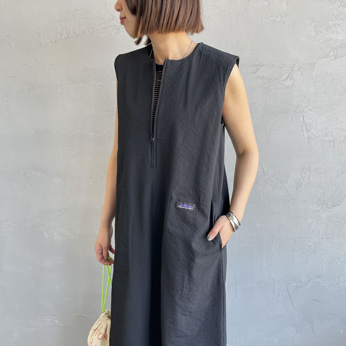 THOUSAND MILE [サウザンド マイル] 別注 シアサッカーハーフジップ ノースリーブワンピース [TM251SS50962-JF] BLACK &&モデル身長：160cm 着用サイズ：F&&