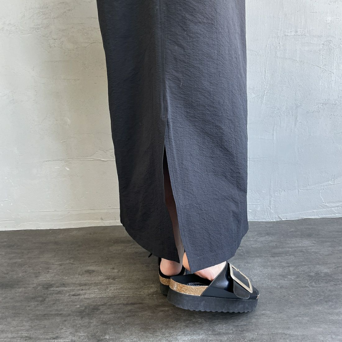 THOUSAND MILE [サウザンド マイル] 別注 シアサッカーハーフジップ ノースリーブワンピース [TM251SS50962-JF] BLACK &&モデル身長：160cm 着用サイズ：F&&