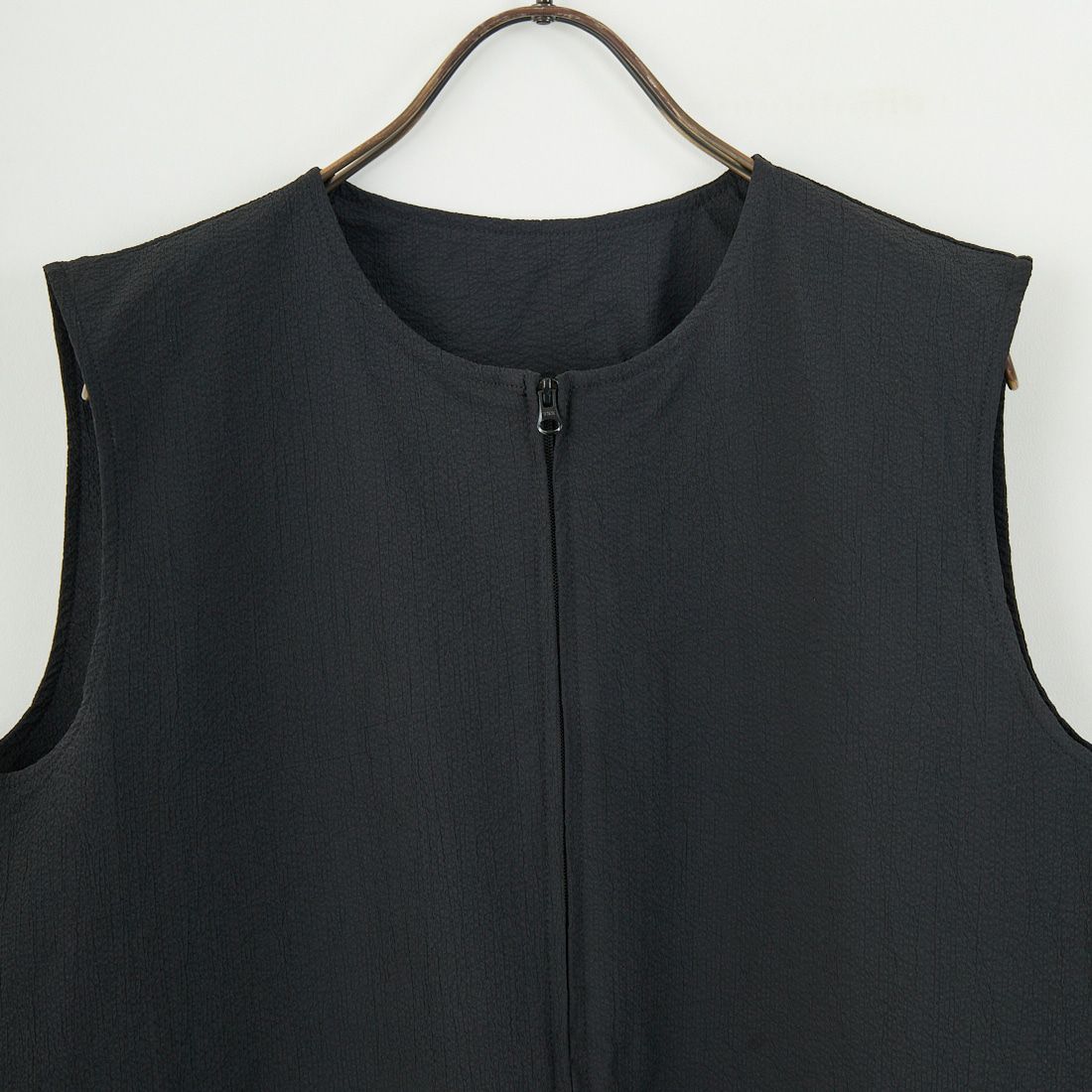 THOUSAND MILE [サウザンド マイル] 別注 シアサッカーハーフジップ ノースリーブワンピース [TM251SS50962-JF] BLACK