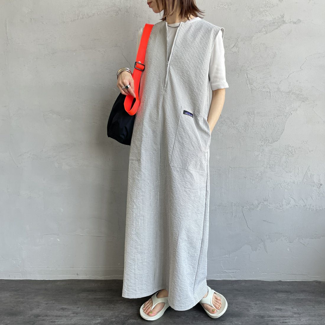 THOUSAND MILE [サウザンド マイル] 別注 ストライプ柄 シアサッカーハーフジップノースリーブワンピース [TM251ST50962-JF] GRAY ST &&モデル身長：158cm 着用サイズ：F&&