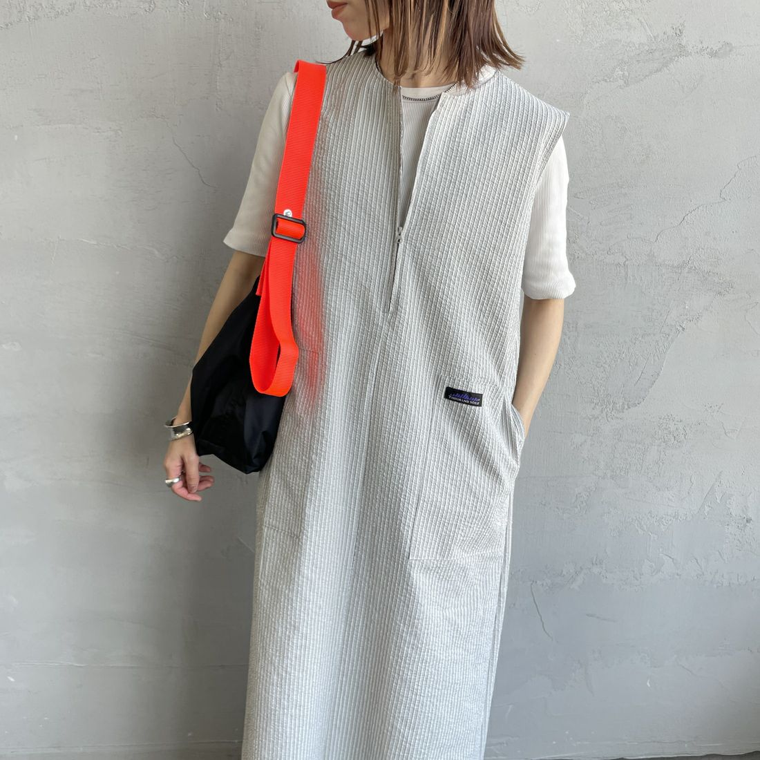THOUSAND MILE [サウザンド マイル] 別注 ストライプ柄 シアサッカーハーフジップノースリーブワンピース [TM251ST50962-JF] GRAY ST &&モデル身長：158cm 着用サイズ：F&&
