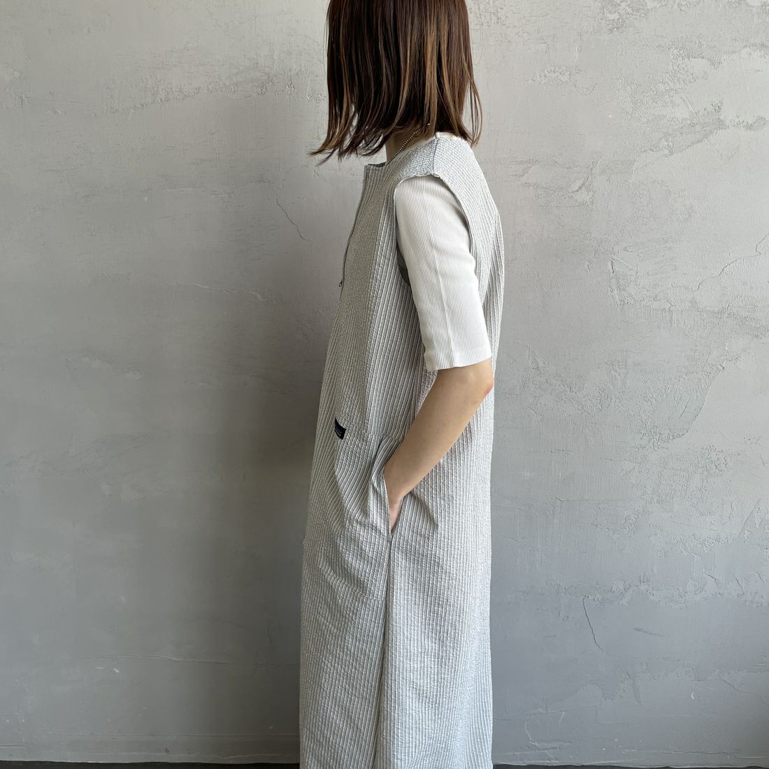 THOUSAND MILE [サウザンド マイル] 別注 ストライプ柄 シアサッカーハーフジップノースリーブワンピース [TM251ST50962-JF] GRAY ST &&モデル身長：158cm 着用サイズ：F&&