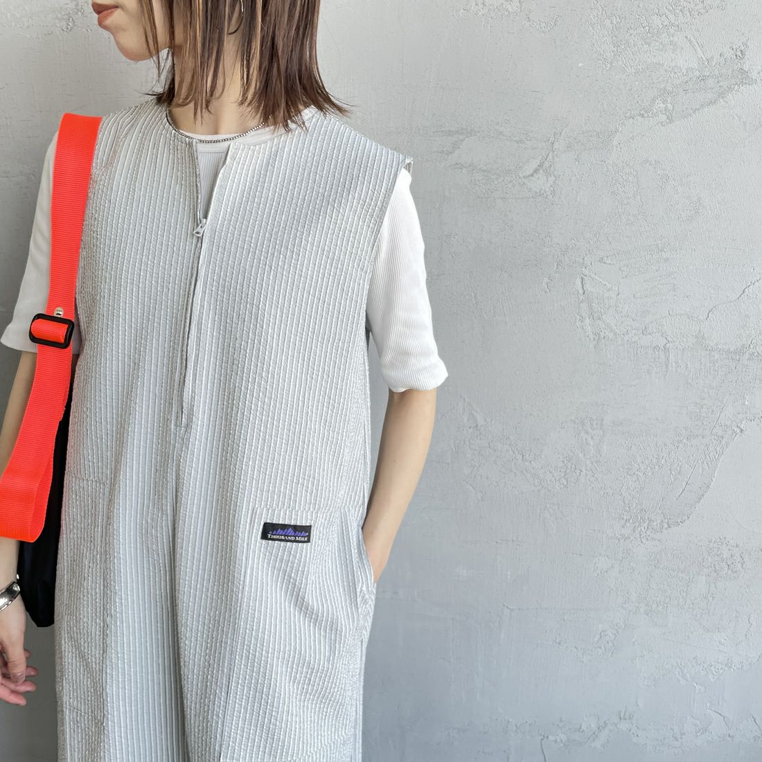 THOUSAND MILE [サウザンド マイル] 別注 ストライプ柄 シアサッカーハーフジップノースリーブワンピース [TM251ST50962-JF] GRAY ST &&モデル身長：158cm 着用サイズ：F&&