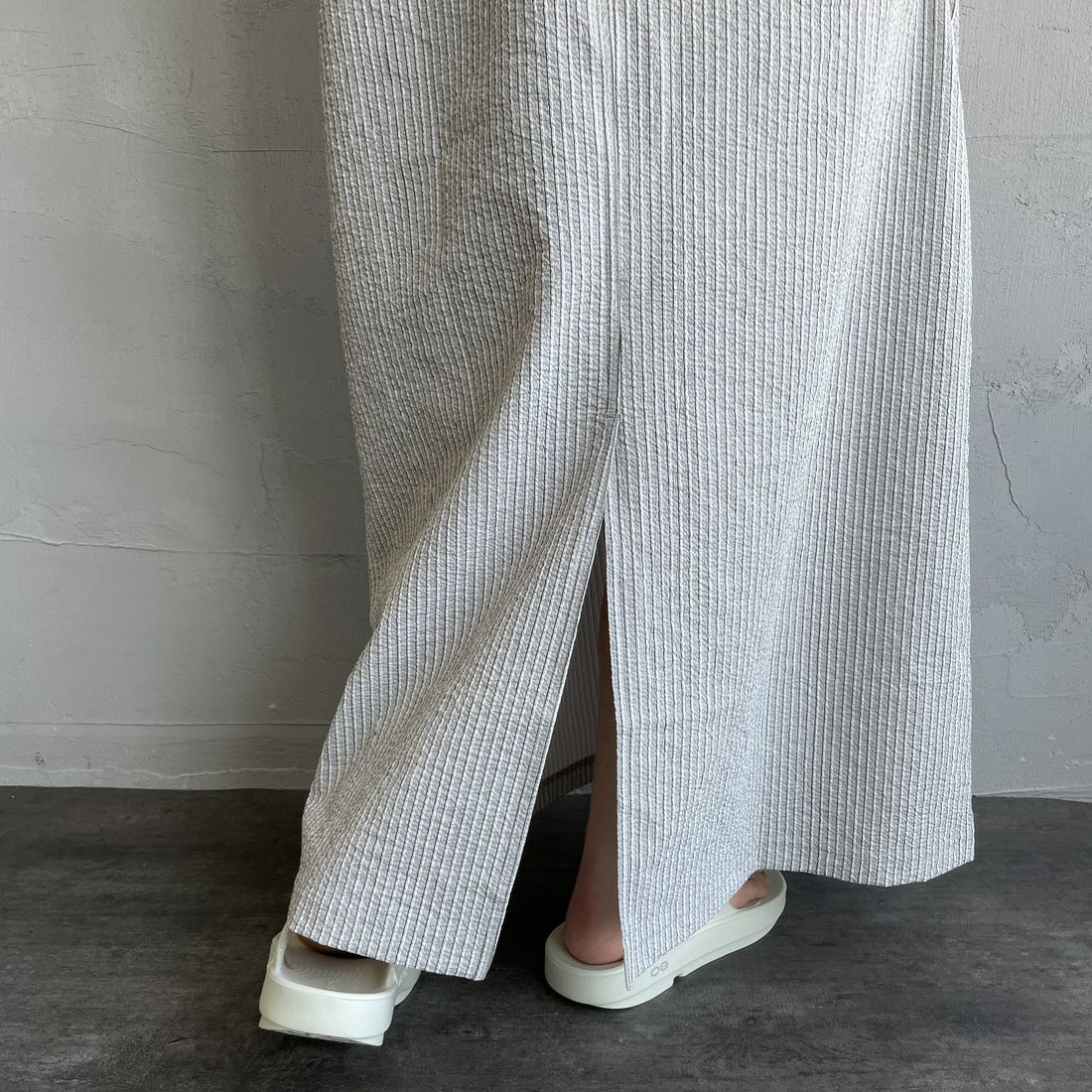 THOUSAND MILE [サウザンド マイル] 別注 ストライプ柄 シアサッカーハーフジップノースリーブワンピース [TM251ST50962-JF] GRAY ST &&モデル身長：158cm 着用サイズ：F&&