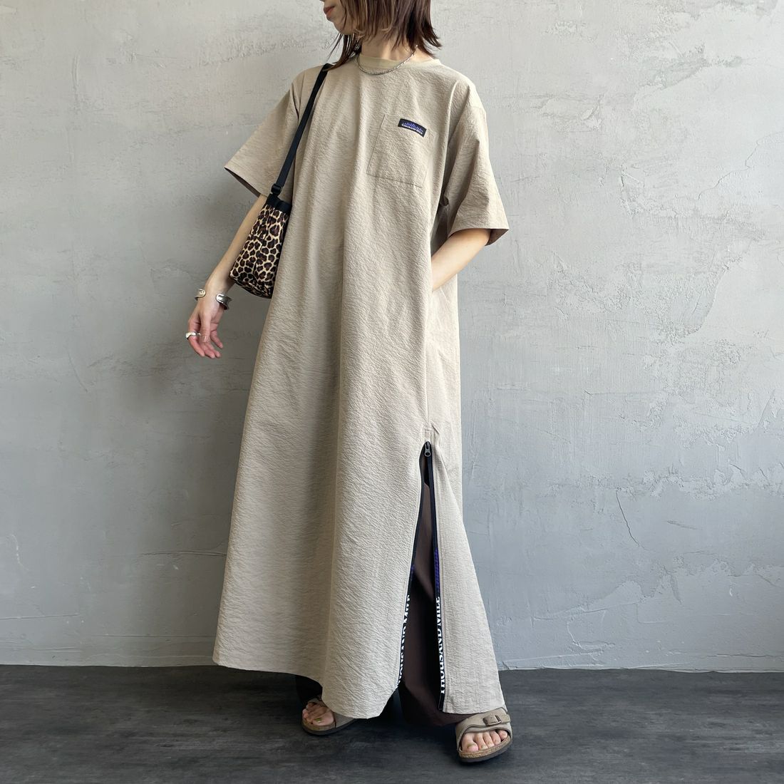 THOUSAND MILE [サウザンド マイル] 別注 シアサッカー ロゴジップ ショートスリーブワンピース [TM251SS50972-JF] BEIGE &&モデル身長：158cm 着用サイズ：F&&