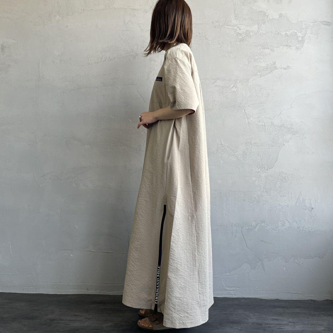 THOUSAND MILE [サウザンド マイル] 別注 シアサッカー ロゴジップ ショートスリーブワンピース [TM251SS50972-JF] BEIGE &&モデル身長：158cm 着用サイズ：F&&