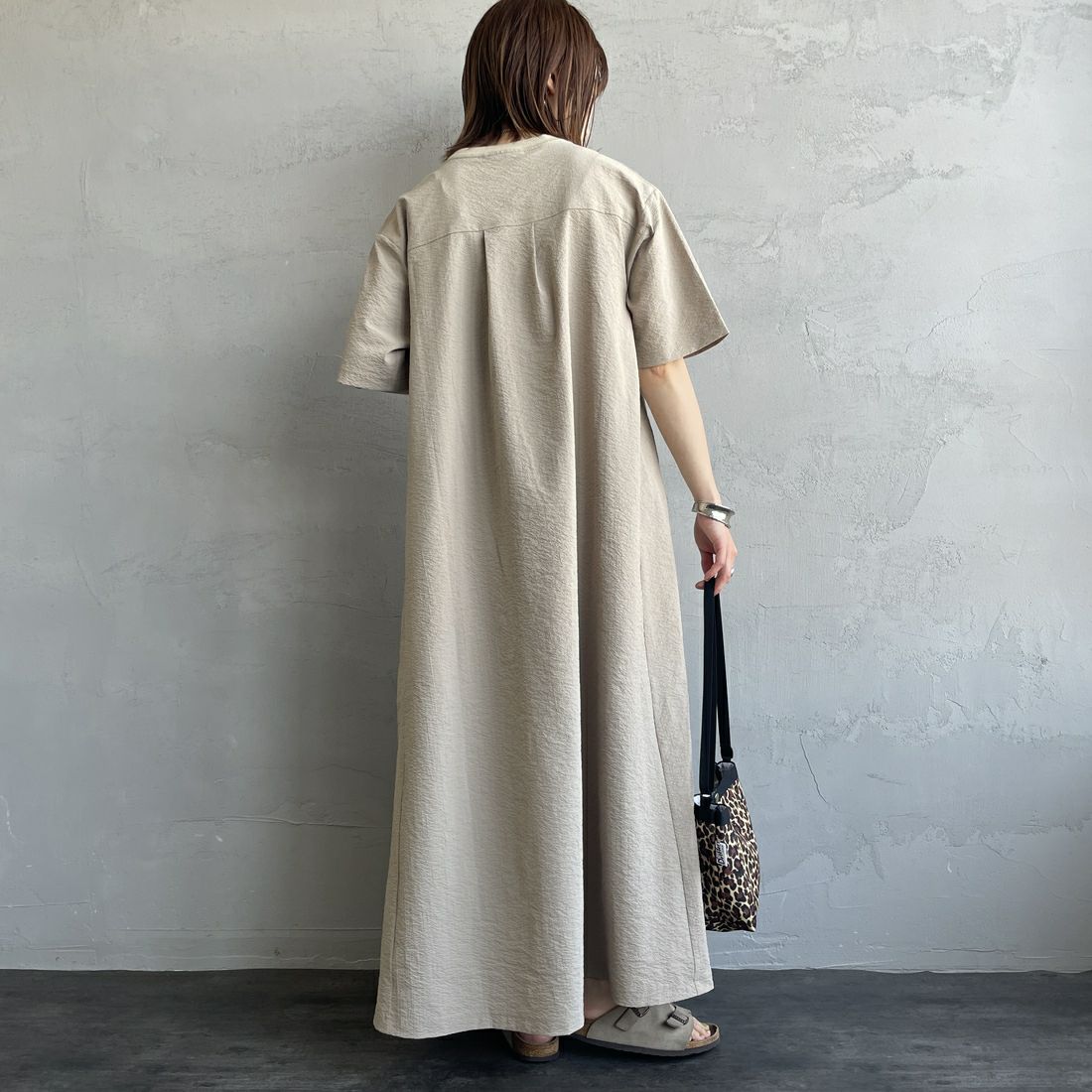 THOUSAND MILE [サウザンド マイル] 別注 シアサッカー ロゴジップ ショートスリーブワンピース [TM251SS50972-JF] BEIGE &&モデル身長：158cm 着用サイズ：F&&