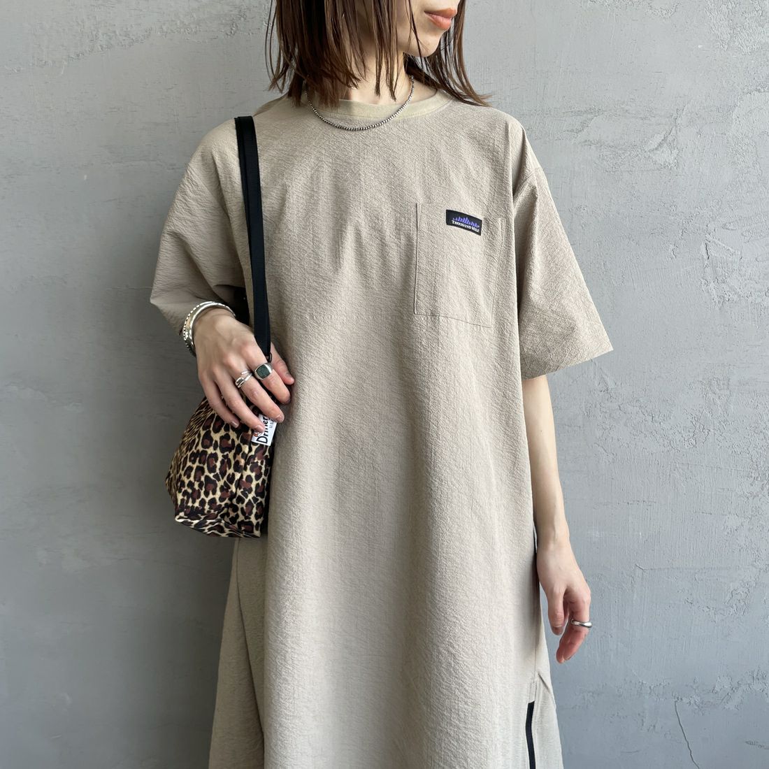 THOUSAND MILE [サウザンド マイル] 別注 シアサッカー ロゴジップ ショートスリーブワンピース [TM251SS50972-JF] BEIGE &&モデル身長：158cm 着用サイズ：F&&