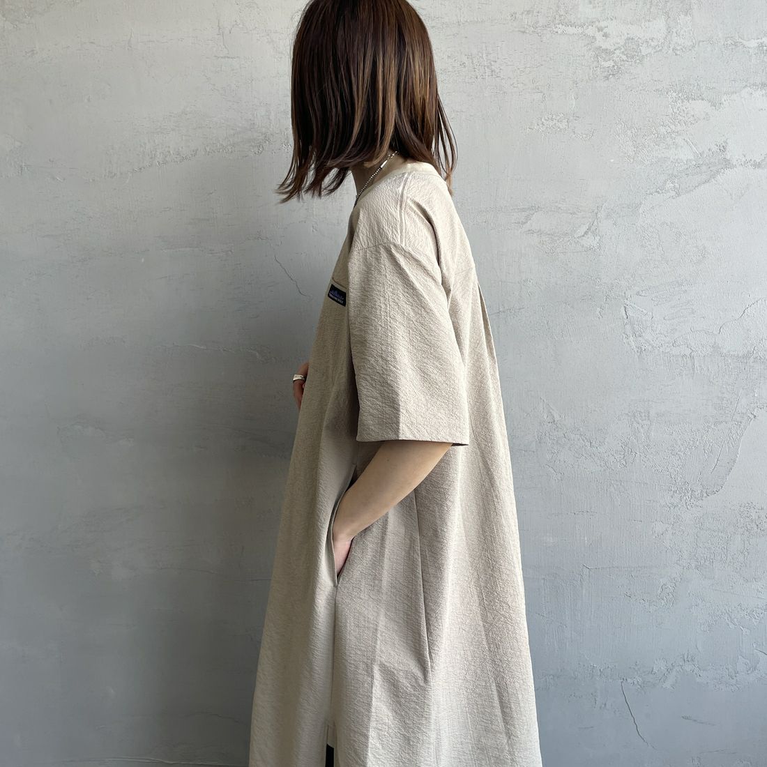 THOUSAND MILE [サウザンド マイル] 別注 シアサッカー ロゴジップ ショートスリーブワンピース [TM251SS50972-JF] BEIGE &&モデル身長：158cm 着用サイズ：F&&