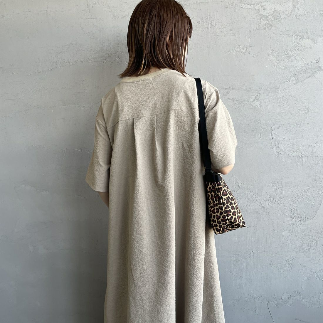 THOUSAND MILE [サウザンド マイル] 別注 シアサッカー ロゴジップ ショートスリーブワンピース [TM251SS50972-JF] BEIGE &&モデル身長：158cm 着用サイズ：F&&