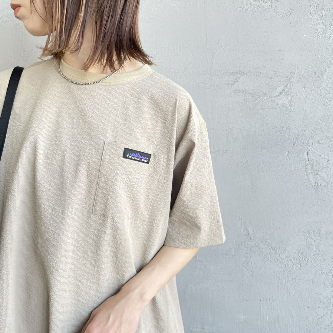 THOUSAND MILE [サウザンド マイル] 別注 シアサッカー ロゴジップ ショートスリーブワンピース [TM251SS50972-JF] BEIGE &&モデル身長：158cm 着用サイズ：F&&