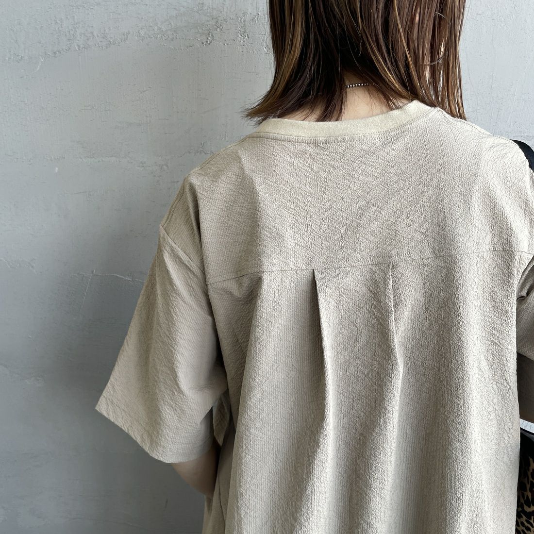THOUSAND MILE [サウザンド マイル] 別注 シアサッカー ロゴジップ ショートスリーブワンピース [TM251SS50972-JF] BEIGE &&モデル身長：158cm 着用サイズ：F&&