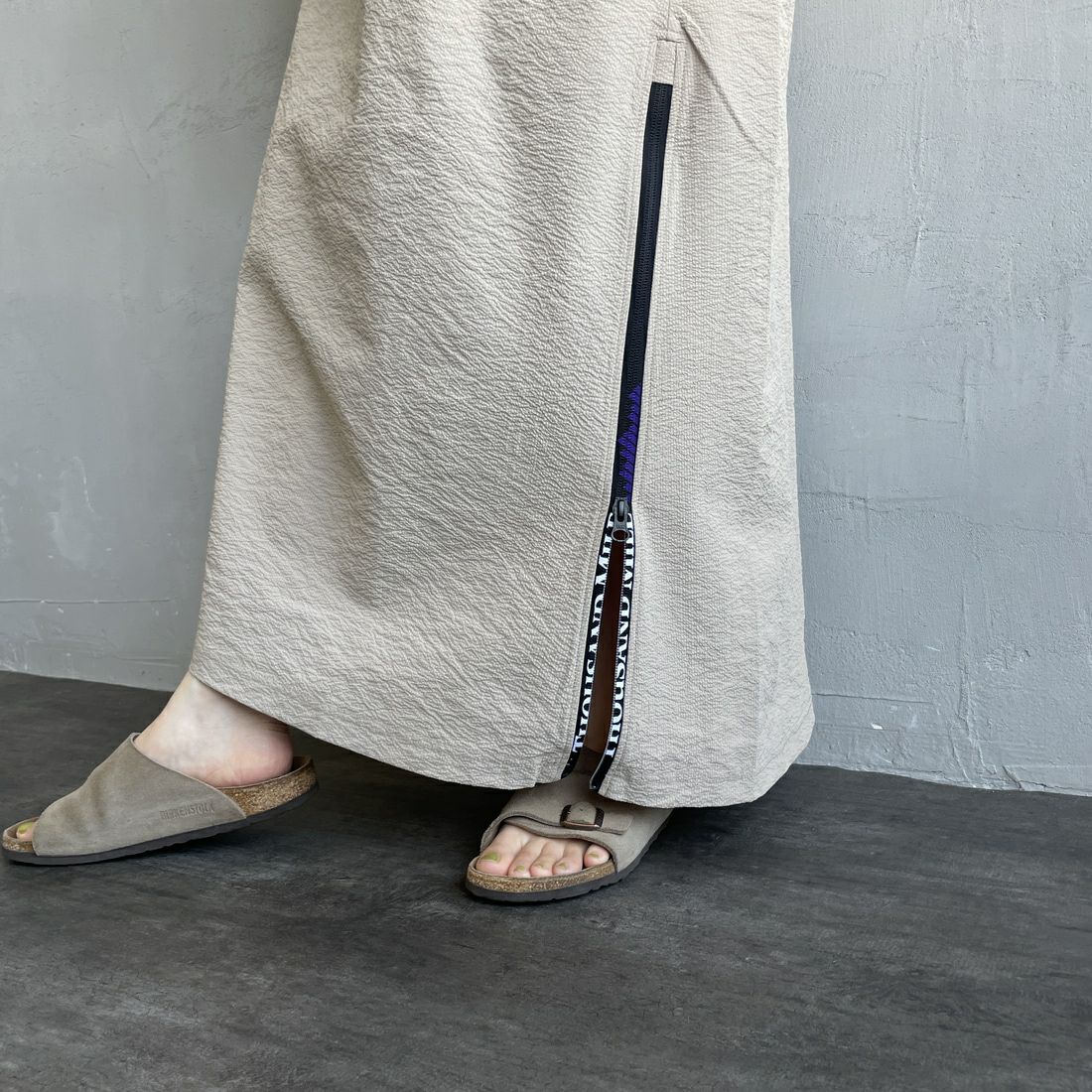 THOUSAND MILE [サウザンド マイル] 別注 シアサッカー ロゴジップ ショートスリーブワンピース [TM251SS50972-JF] BEIGE &&モデル身長：158cm 着用サイズ：F&&