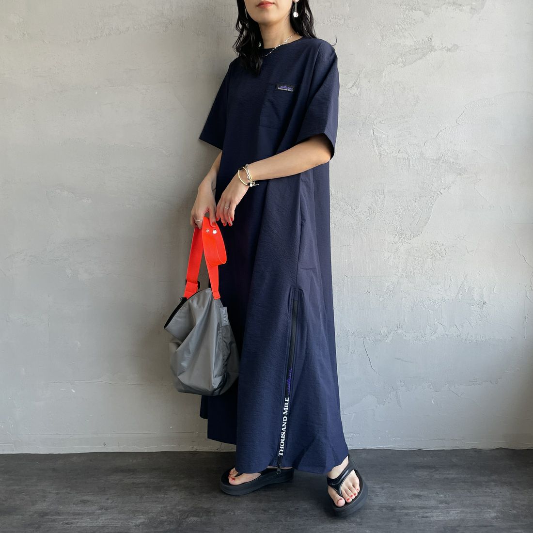 THOUSAND MILE [サウザンド マイル] 別注 シアサッカー ロゴジップ ショートスリーブワンピース [TM251SS50972-JF] NAVY &&モデル身長：160cm 着用サイズ：F&&