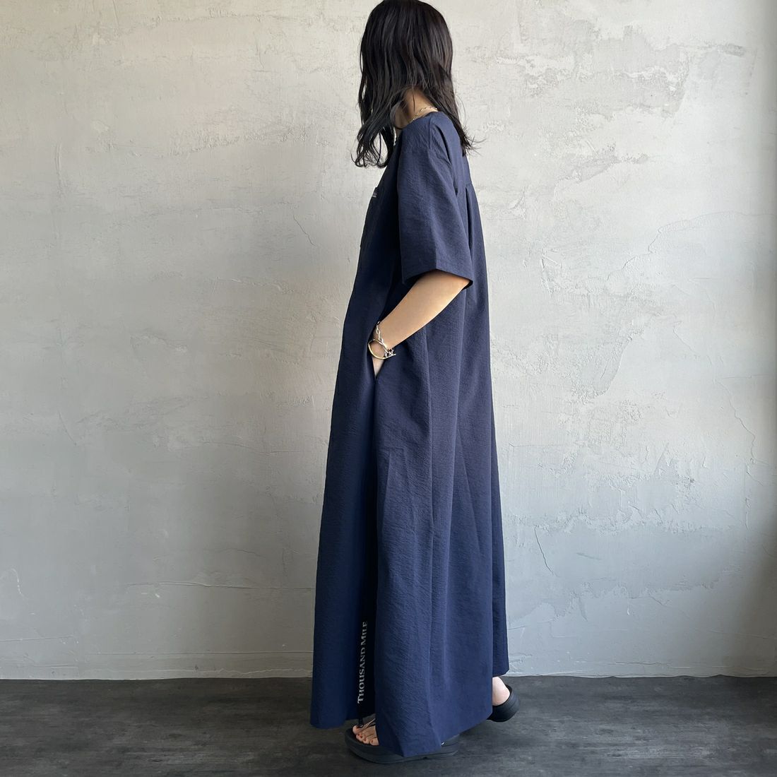 THOUSAND MILE [サウザンド マイル] 別注 シアサッカー ロゴジップ ショートスリーブワンピース [TM251SS50972-JF] NAVY &&モデル身長：160cm 着用サイズ：F&&