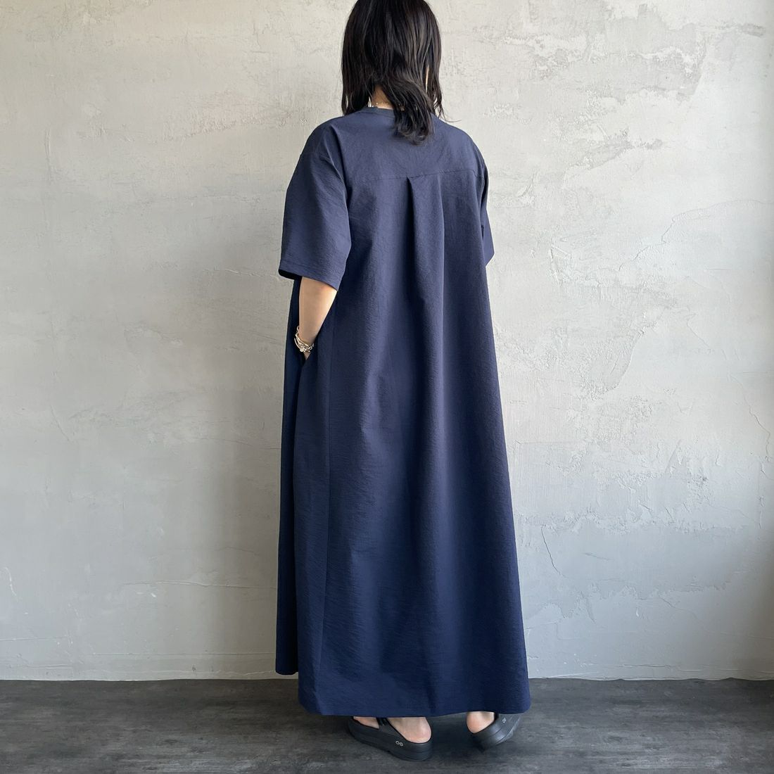 THOUSAND MILE [サウザンド マイル] 別注 シアサッカー ロゴジップ ショートスリーブワンピース [TM251SS50972-JF] NAVY &&モデル身長：160cm 着用サイズ：F&&