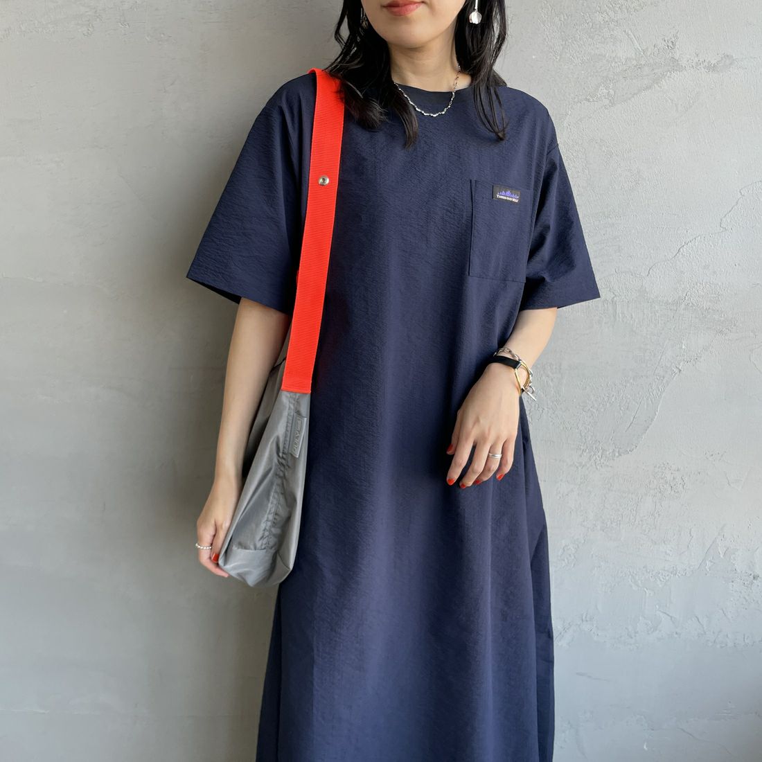 THOUSAND MILE [サウザンド マイル] 別注 シアサッカー ロゴジップ ショートスリーブワンピース [TM251SS50972-JF] NAVY &&モデル身長：160cm 着用サイズ：F&&