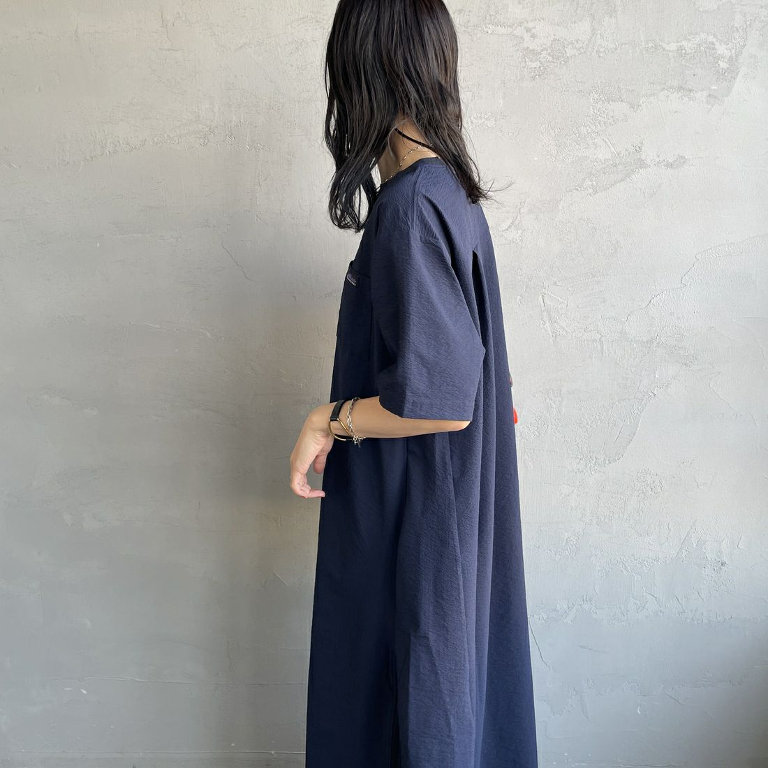 THOUSAND MILE [サウザンド マイル] 別注 シアサッカー ロゴジップ ショートスリーブワンピース [TM251SS50972-JF] NAVY &&モデル身長：160cm 着用サイズ：F&&