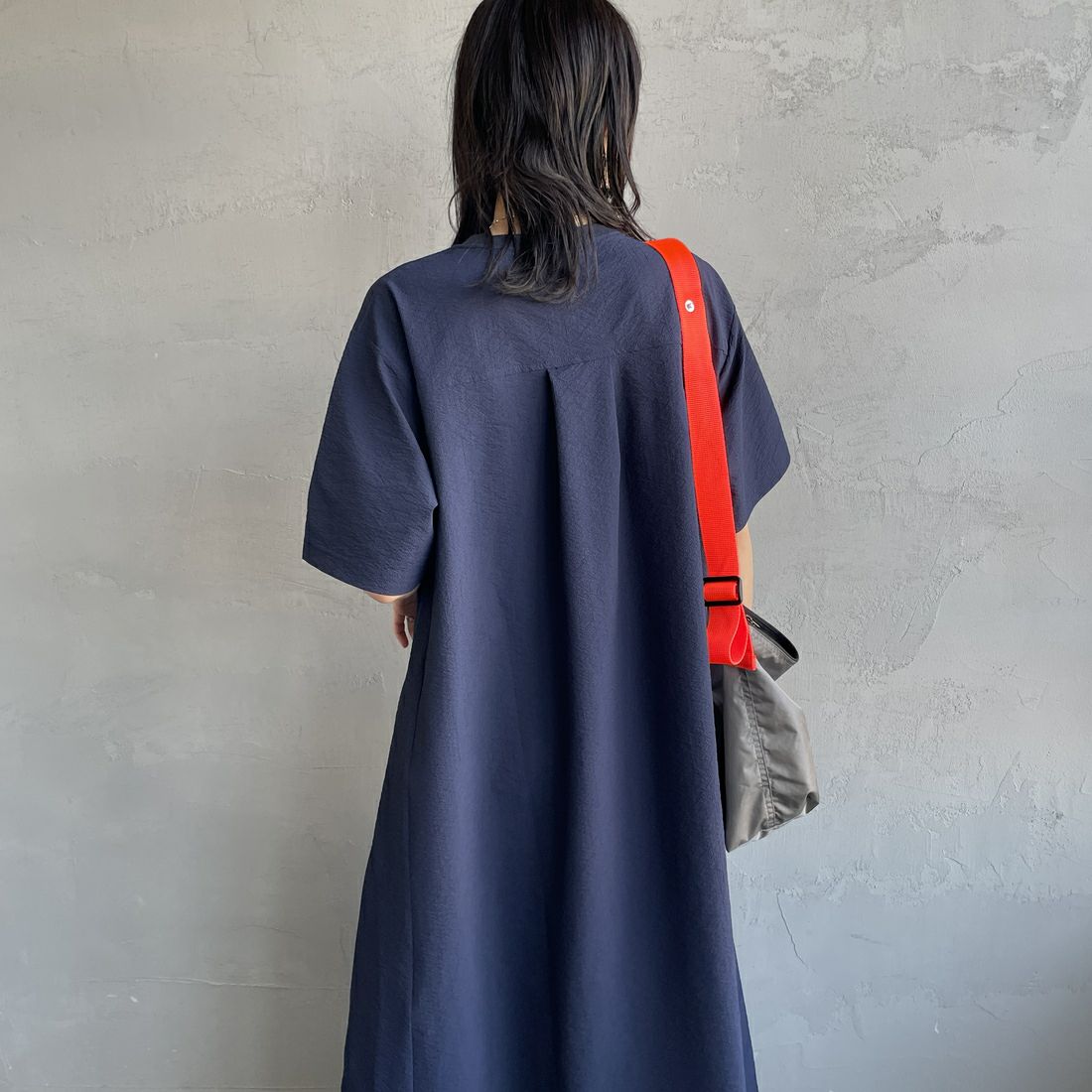 THOUSAND MILE [サウザンド マイル] 別注 シアサッカー ロゴジップ ショートスリーブワンピース [TM251SS50972-JF] NAVY &&モデル身長：160cm 着用サイズ：F&&