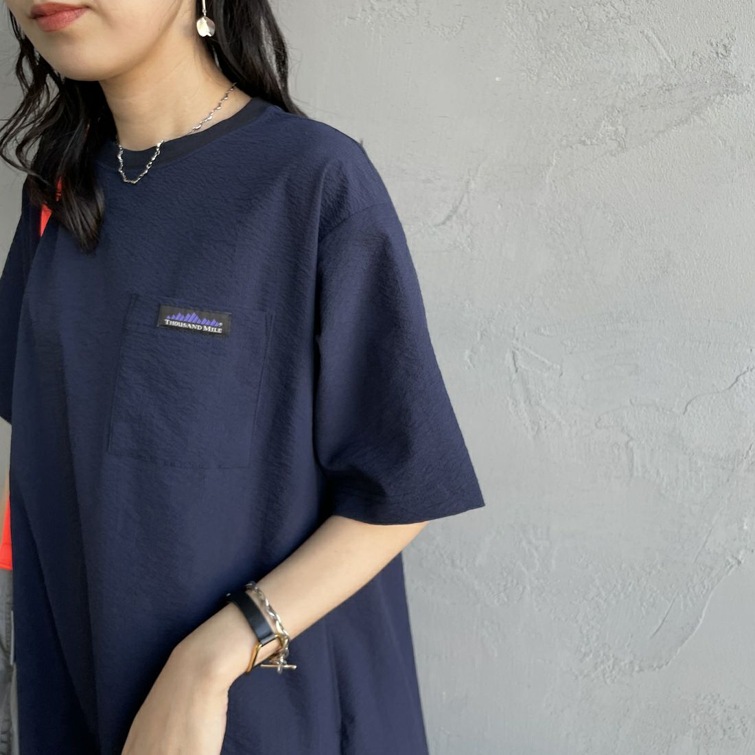 THOUSAND MILE [サウザンド マイル] 別注 シアサッカー ロゴジップ ショートスリーブワンピース [TM251SS50972-JF] NAVY &&モデル身長：160cm 着用サイズ：F&&