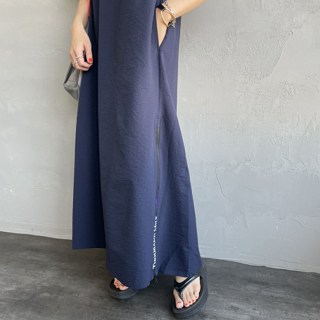 THOUSAND MILE [サウザンド マイル] 別注 シアサッカー ロゴジップ ショートスリーブワンピース [TM251SS50972-JF] NAVY &&モデル身長：160cm 着用サイズ：F&&