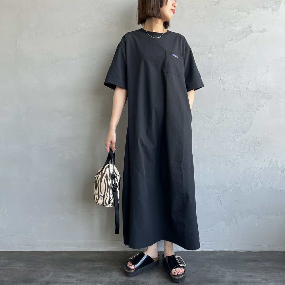 THOUSAND MILE [サウザンド マイル] 別注 シアサッカー ロゴジップ ショートスリーブワンピース [TM251SS50972-JF] BLACK &&モデル身長：160cm 着用サイズ：F&&