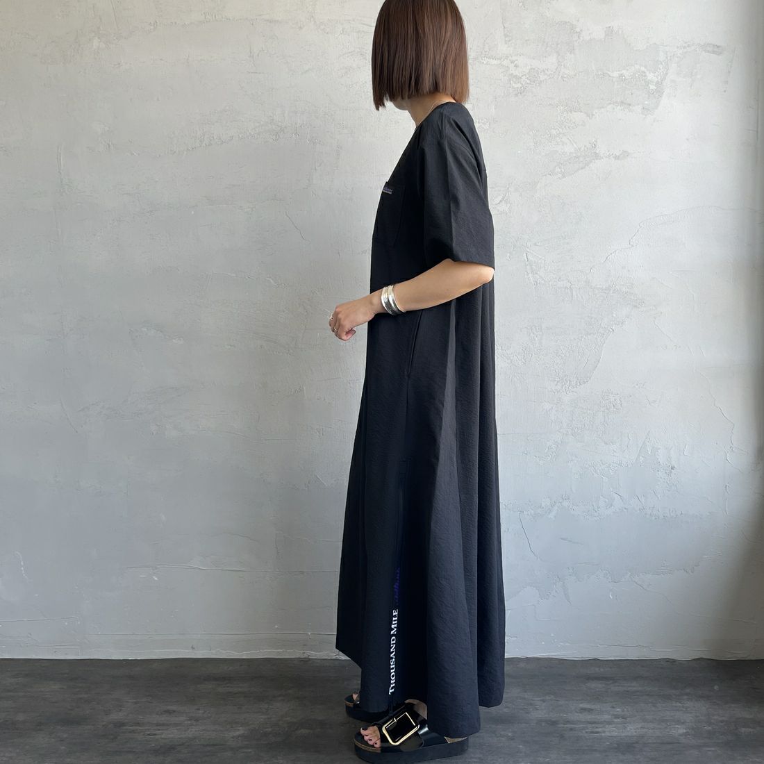 THOUSAND MILE [サウザンド マイル] 別注 シアサッカー ロゴジップ ショートスリーブワンピース [TM251SS50972-JF] BLACK &&モデル身長：160cm 着用サイズ：F&&