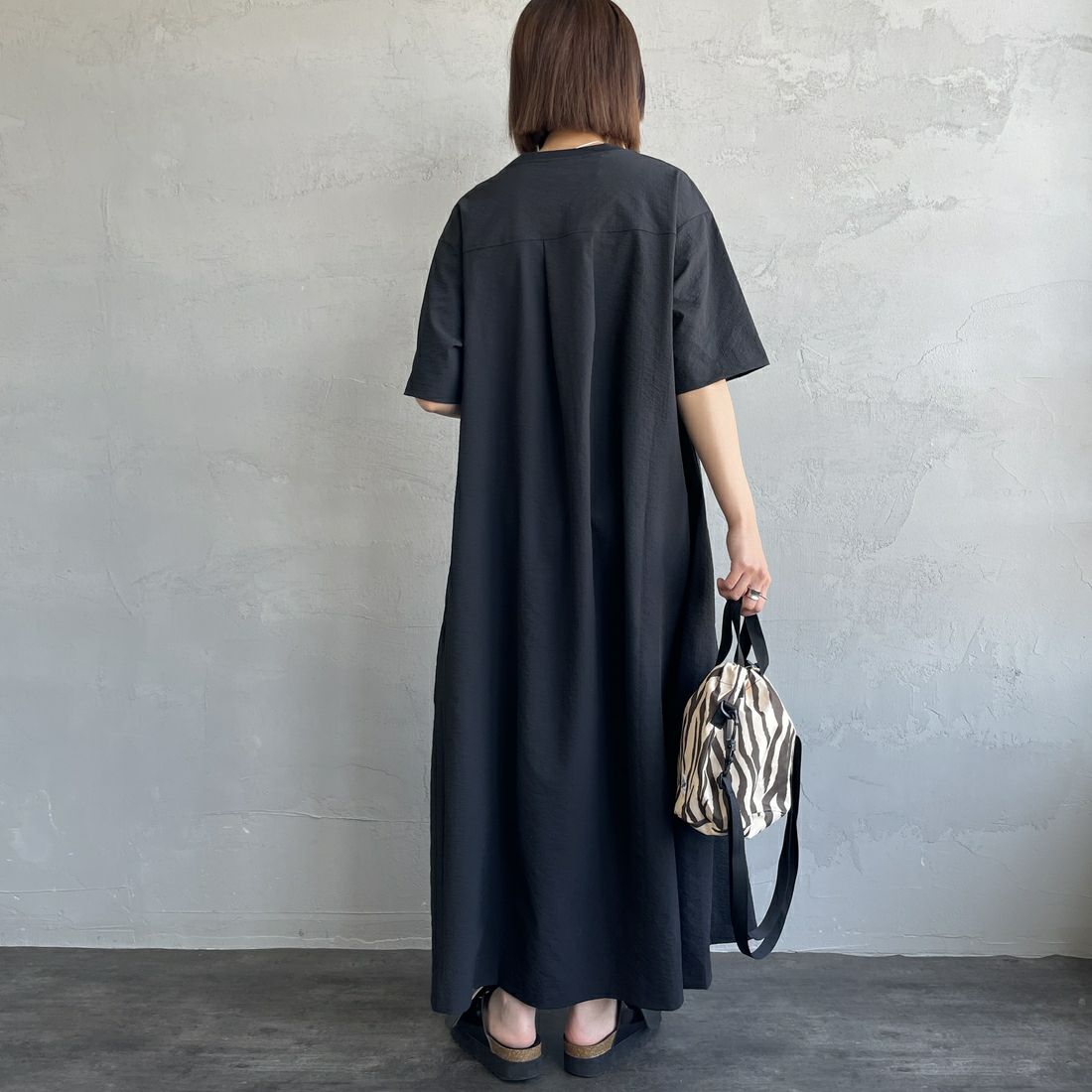 THOUSAND MILE [サウザンド マイル] 別注 シアサッカー ロゴジップ ショートスリーブワンピース [TM251SS50972-JF] BLACK &&モデル身長：160cm 着用サイズ：F&&