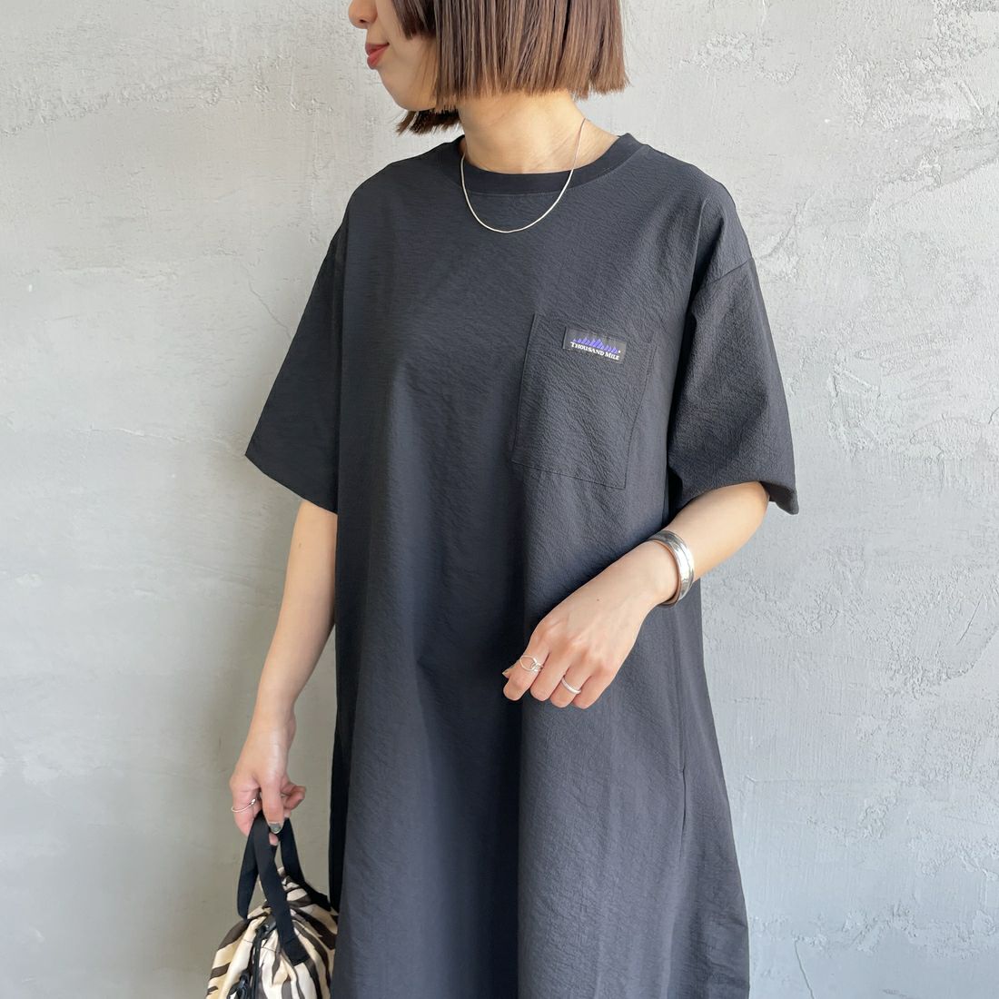 THOUSAND MILE [サウザンド マイル] 別注 シアサッカー ロゴジップ ショートスリーブワンピース [TM251SS50972-JF] BLACK &&モデル身長：160cm 着用サイズ：F&&