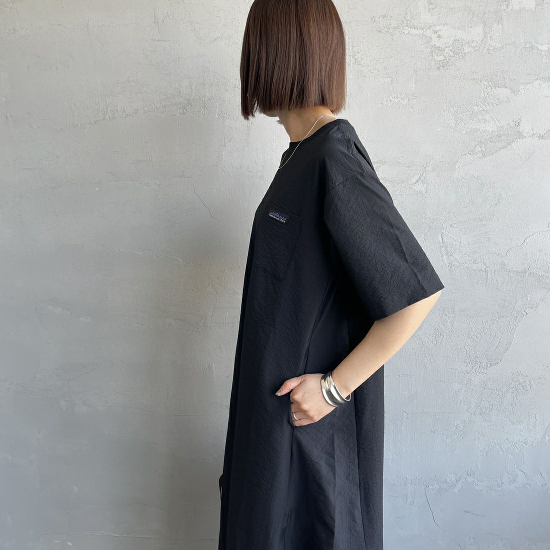 THOUSAND MILE [サウザンド マイル] 別注 シアサッカー ロゴジップ ショートスリーブワンピース [TM251SS50972-JF] BLACK &&モデル身長：160cm 着用サイズ：F&&