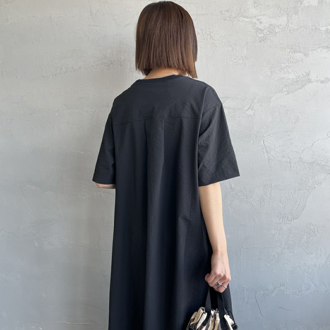 THOUSAND MILE [サウザンド マイル] 別注 シアサッカー ロゴジップ ショートスリーブワンピース [TM251SS50972-JF] BLACK &&モデル身長：160cm 着用サイズ：F&&