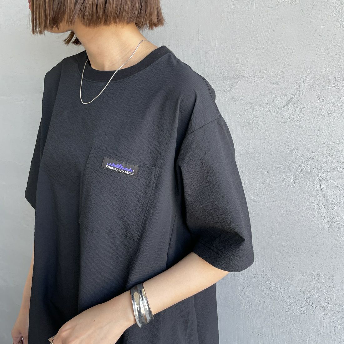 THOUSAND MILE [サウザンド マイル] 別注 シアサッカー ロゴジップ ショートスリーブワンピース [TM251SS50972-JF] BLACK &&モデル身長：160cm 着用サイズ：F&&