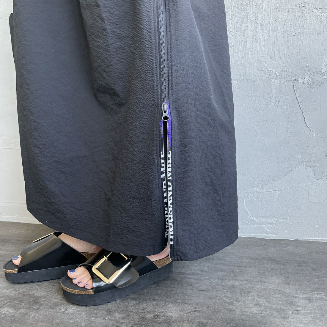 THOUSAND MILE [サウザンド マイル] 別注 シアサッカー ロゴジップ ショートスリーブワンピース [TM251SS50972-JF] BLACK &&モデル身長：160cm 着用サイズ：F&&