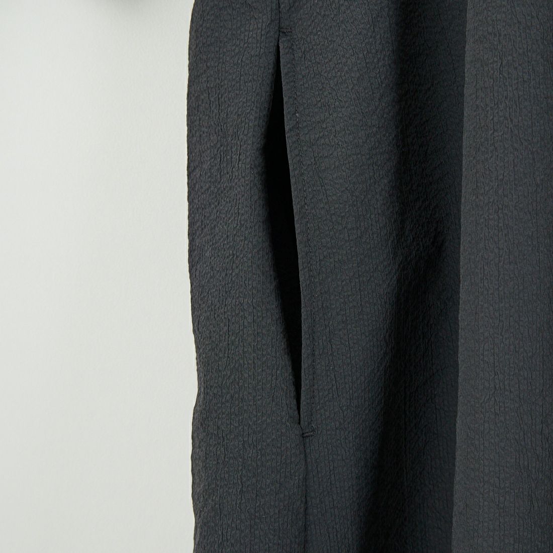 THOUSAND MILE [サウザンド マイル] 別注 シアサッカー ロゴジップ ショートスリーブワンピース [TM251SS50972-JF] BLACK