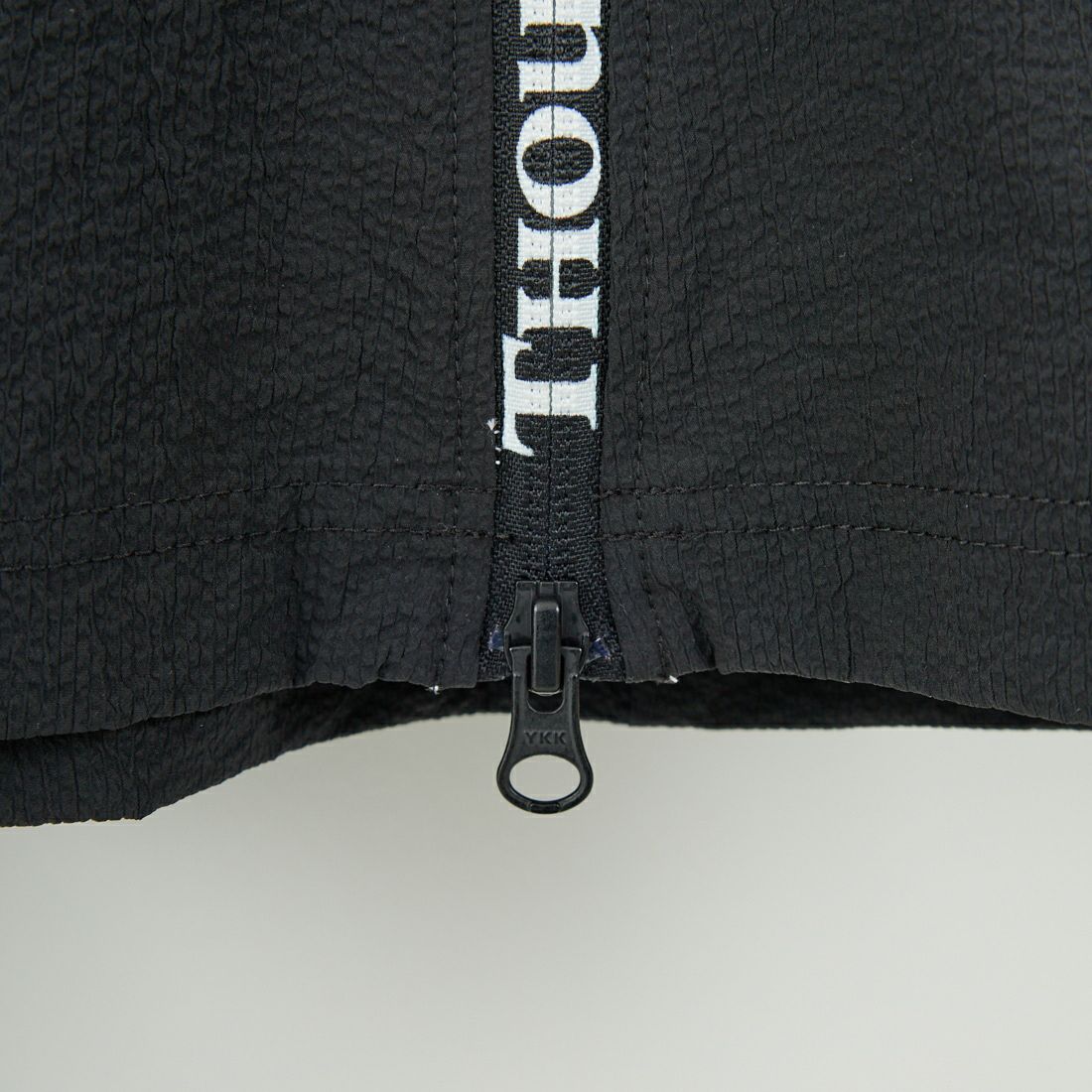 THOUSAND MILE [サウザンド マイル] 別注 シアサッカー ロゴジップ ショートスリーブワンピース [TM251SS50972-JF] BLACK