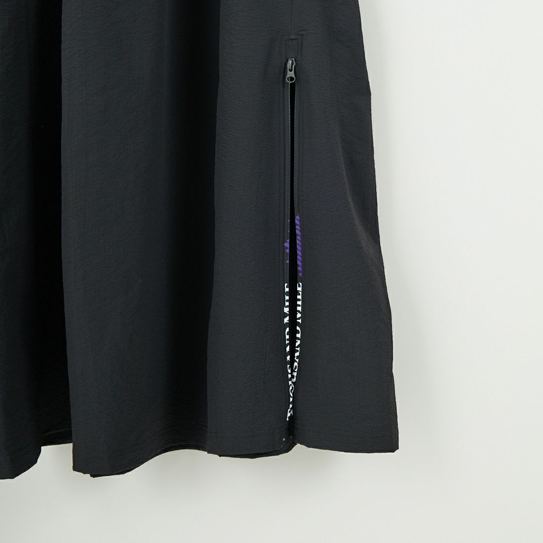 THOUSAND MILE [サウザンド マイル] 別注 シアサッカー ロゴジップ ショートスリーブワンピース [TM251SS50972-JF] BLACK