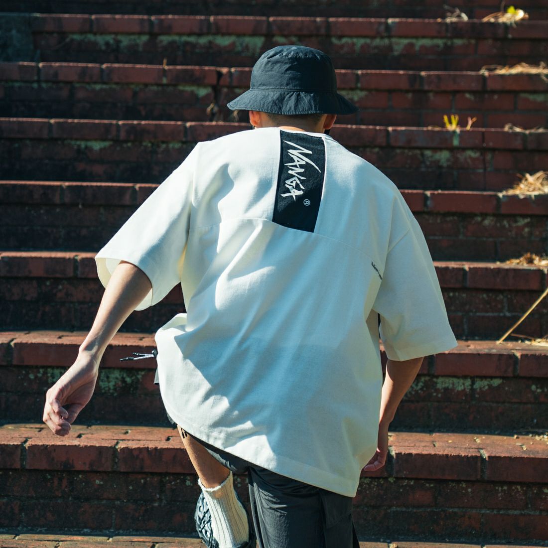 JEANSFACTORY × NANGA [ジーンズファクトリー × ナンガ] 別注 メッシュ切替え ドローコードTシャツ [NW25SS-JF7] WHITE&&モデル身長：168cm 着用サイズ：L&&
