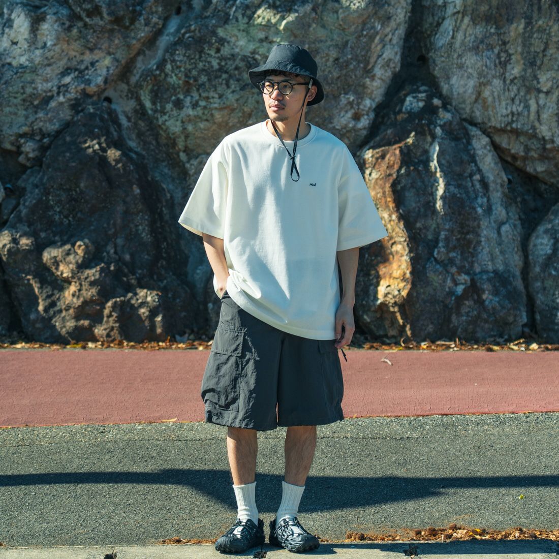 JEANSFACTORY × NANGA [ジーンズファクトリー × ナンガ] 別注 メッシュ切替え ドローコードTシャツ [NW25SS-JF7] WHITE&&モデル身長：168cm 着用サイズ：L&&