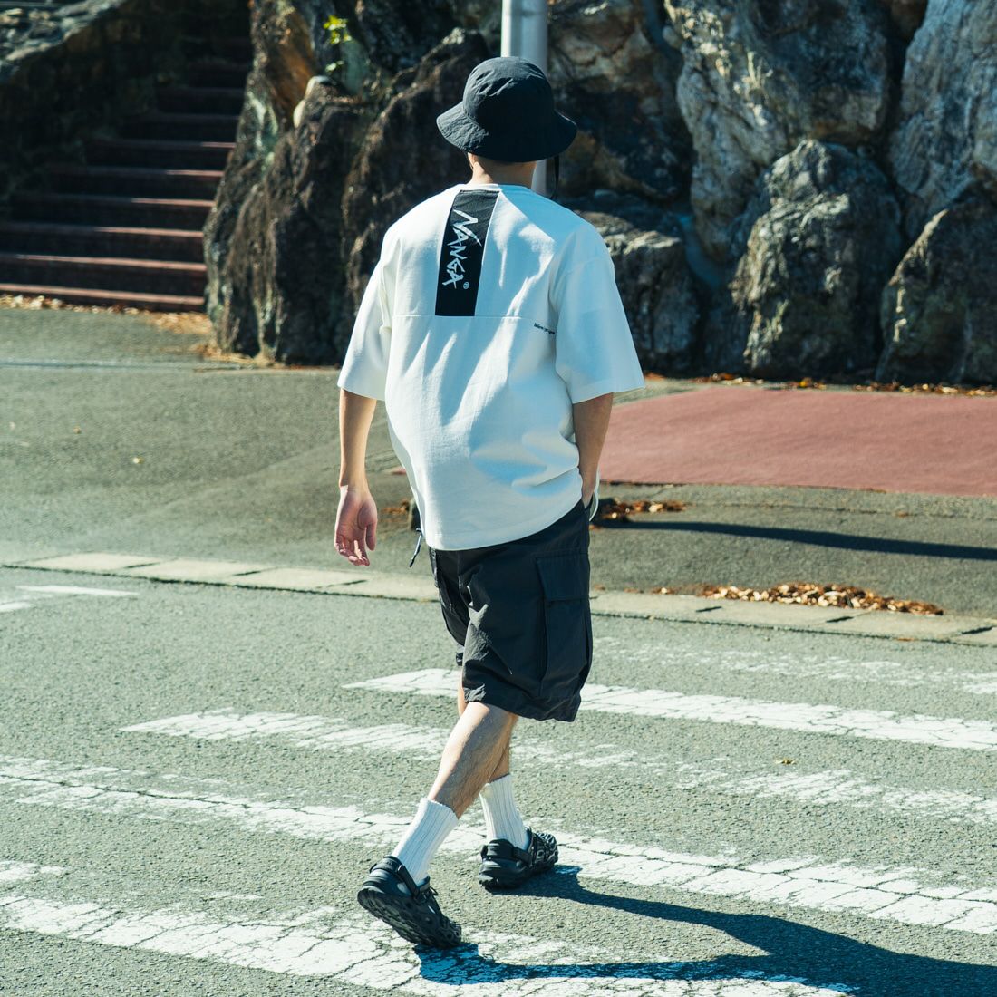 JEANSFACTORY × NANGA [ジーンズファクトリー × ナンガ] 別注 メッシュ切替え ドローコードTシャツ [NW25SS-JF7] WHITE&&モデル身長：168cm 着用サイズ：L&&