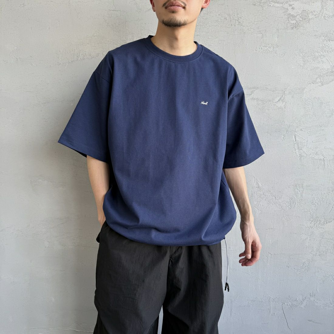 JEANSFACTORY × NANGA [ジーンズファクトリー × ナンガ] 別注 メッシュ切替え ドローコードTシャツ [NW25SS-JF7] NAVY &&モデル身長：168cm 着用サイズ：L&&