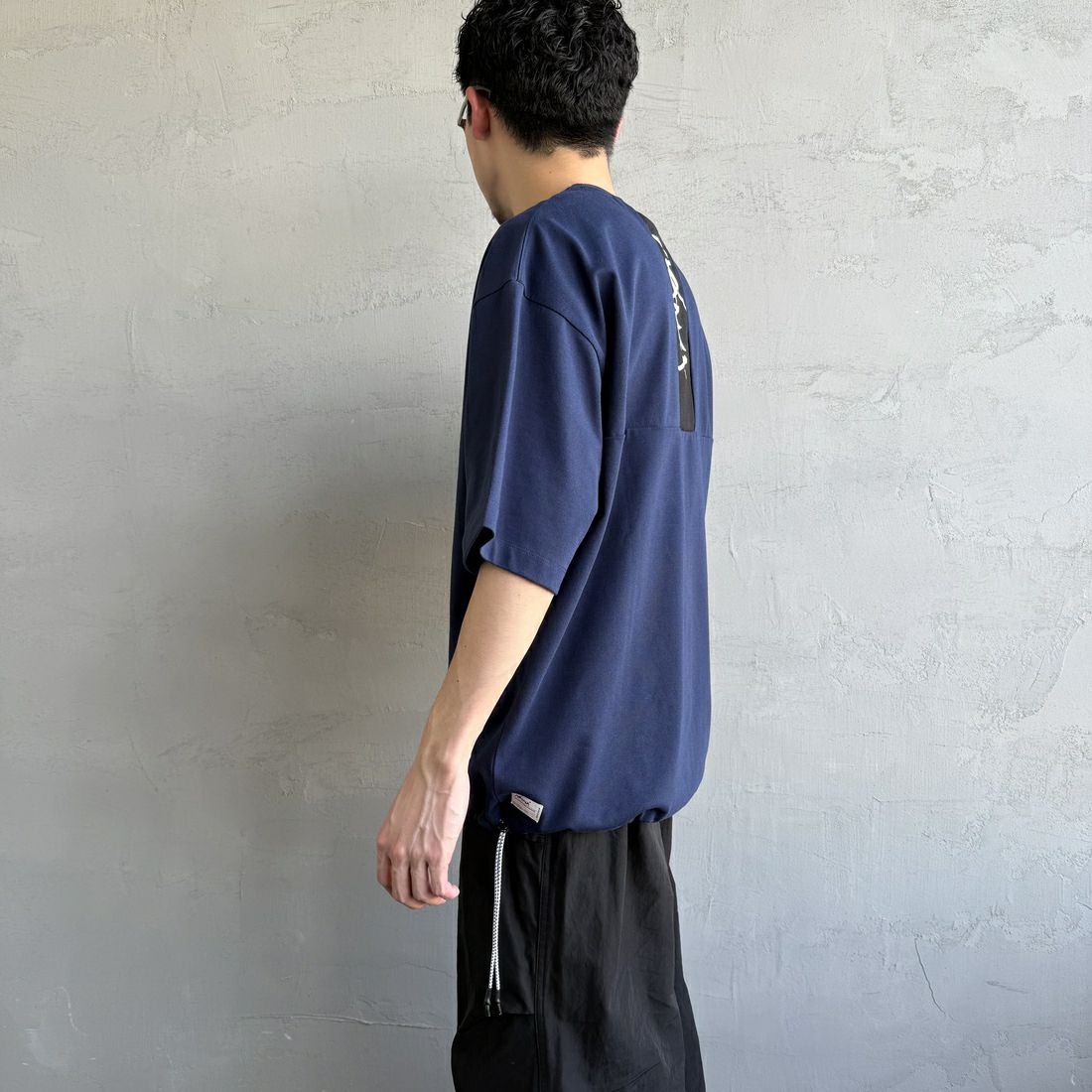 JEANSFACTORY × NANGA [ジーンズファクトリー × ナンガ] 別注 メッシュ切替え ドローコードTシャツ [NW25SS-JF7] NAVY &&モデル身長：168cm 着用サイズ：L&&