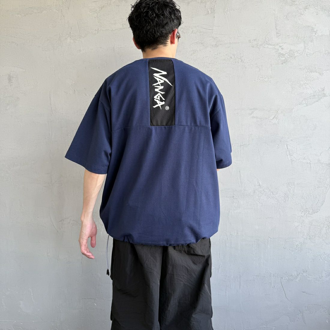 JEANSFACTORY × NANGA [ジーンズファクトリー × ナンガ] 別注 メッシュ切替え ドローコードTシャツ [NW25SS-JF7] NAVY &&モデル身長：168cm 着用サイズ：L&&