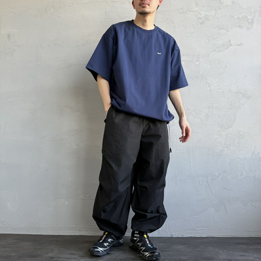 JEANSFACTORY × NANGA [ジーンズファクトリー × ナンガ] 別注 メッシュ切替え ドローコードTシャツ [NW25SS-JF7] NAVY &&モデル身長：168cm 着用サイズ：L&&