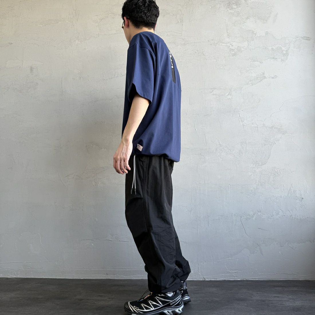 JEANSFACTORY × NANGA [ジーンズファクトリー × ナンガ] 別注 メッシュ切替え ドローコードTシャツ [NW25SS-JF7] NAVY &&モデル身長：168cm 着用サイズ：L&&