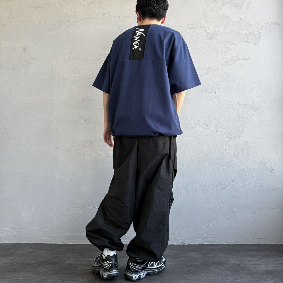 JEANSFACTORY × NANGA [ジーンズファクトリー × ナンガ] 別注 メッシュ切替え ドローコードTシャツ [NW25SS-JF7] NAVY &&モデル身長：168cm 着用サイズ：L&&