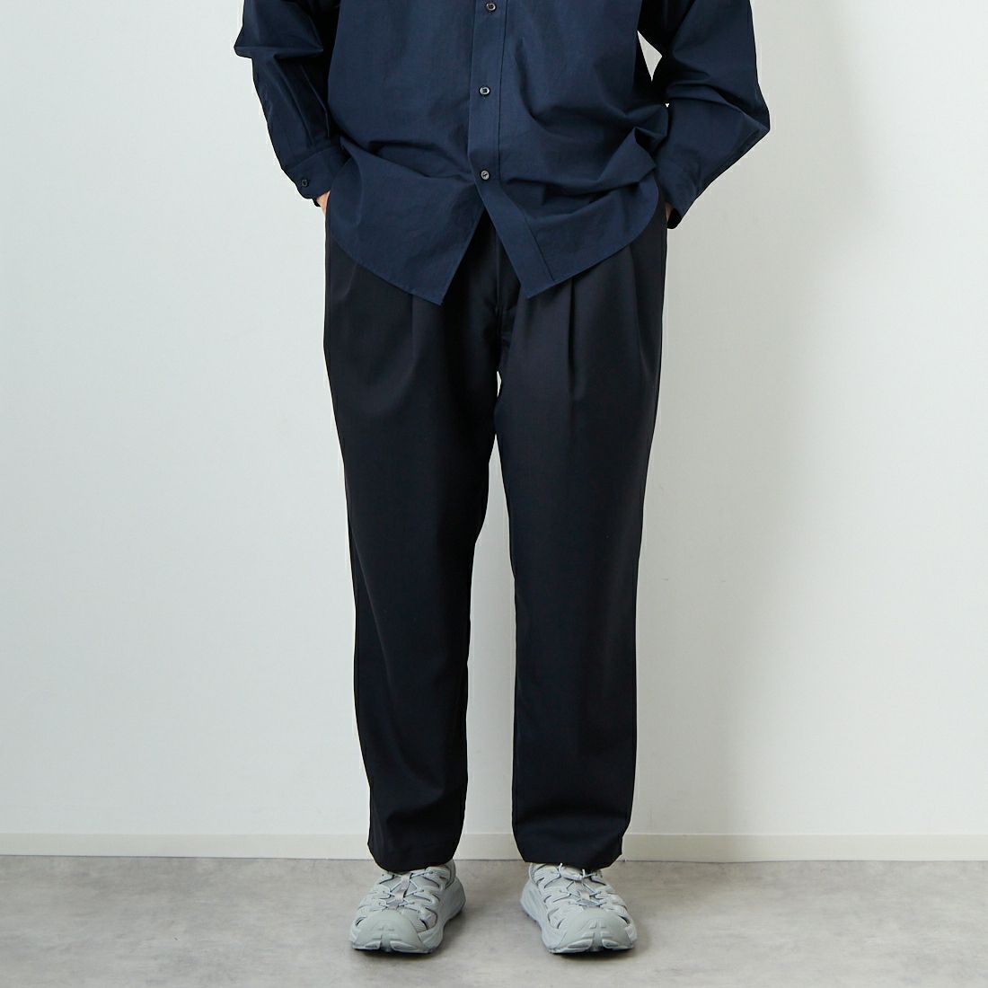 STILL BY HAND [スティルバイハンド] 別注 ツータックテーパードパンツ [2501JF-EX02-JF] BLACK NAVY &&モデル身長：174cm 着用サイズ：48&&