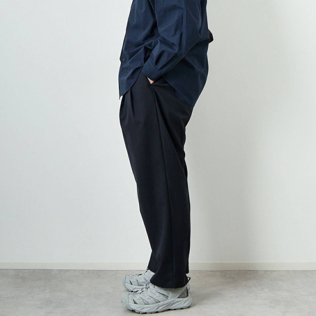 STILL BY HAND [スティルバイハンド] 別注 ツータックテーパードパンツ [2501JF-EX02-JF] BLACK NAVY &&モデル身長：174cm 着用サイズ：48&&