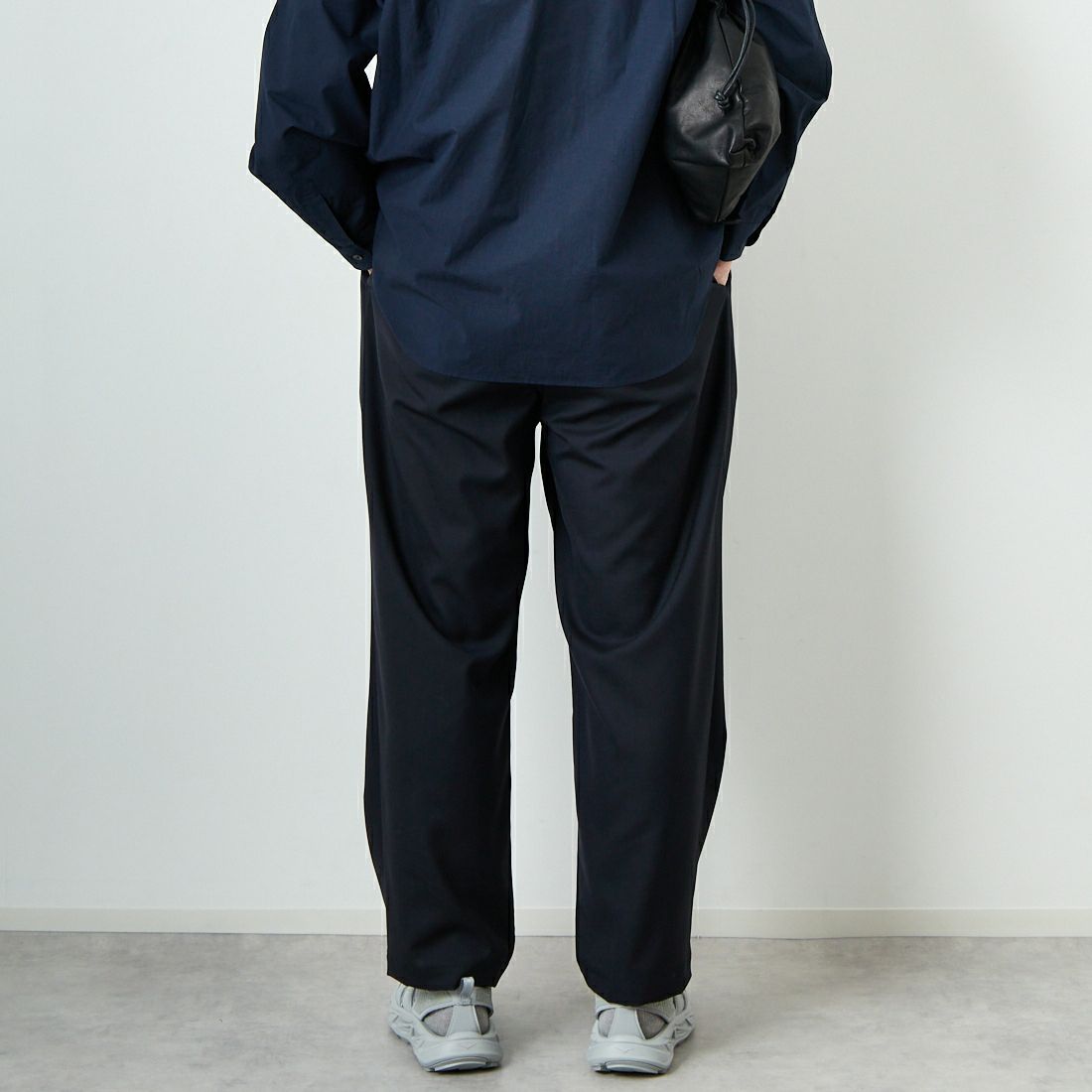 STILL BY HAND [スティルバイハンド] 別注 ツータックテーパードパンツ [2501JF-EX02-JF] BLACK NAVY &&モデル身長：174cm 着用サイズ：48&&