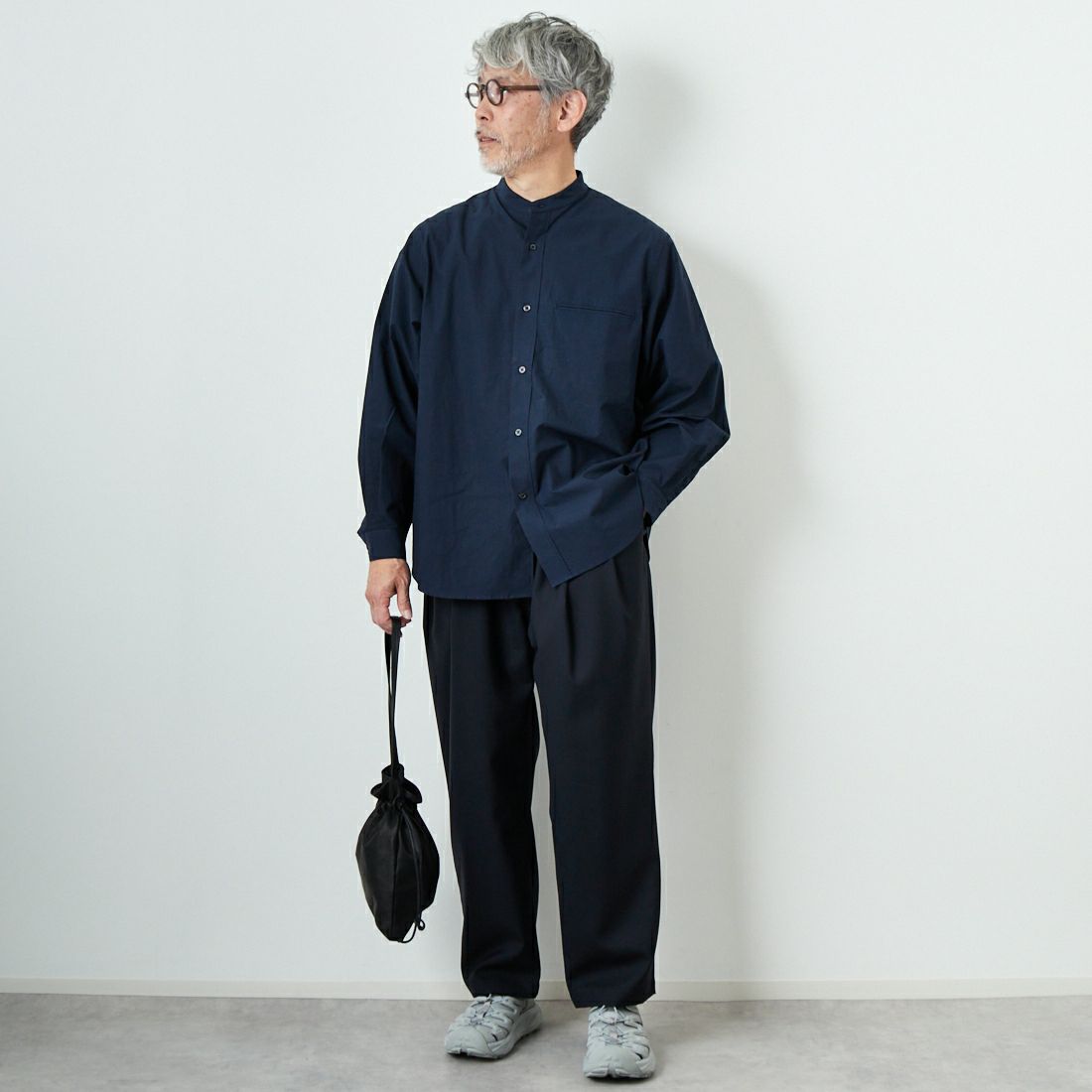 STILL BY HAND [スティルバイハンド] 別注 ツータックテーパードパンツ [2501JF-EX02-JF] BLACK NAVY &&モデル身長：174cm 着用サイズ：48&&